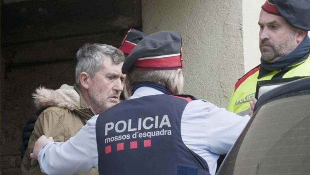 El presunto autor del doble crimen de Susqueda acompañado por los Mossos d'Esquadra
