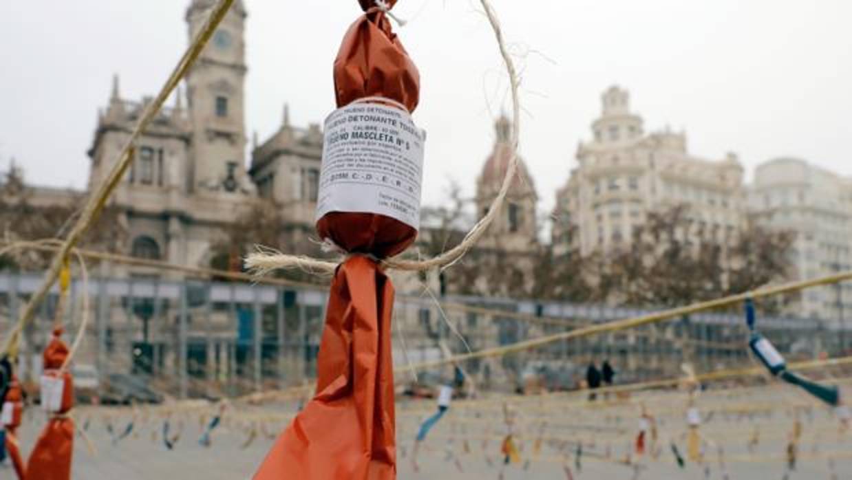 Imagen de los preparativos de una mascletà