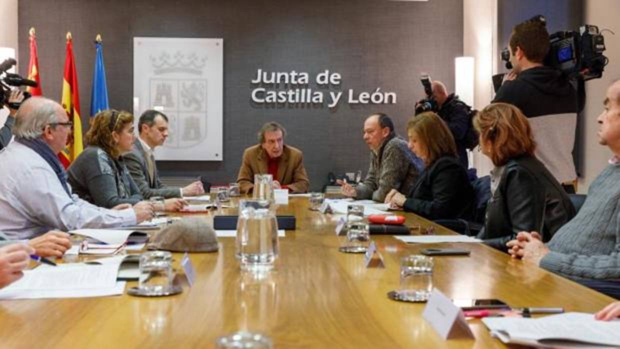 De Santiago-Juárez, durante el encuentro que mantuvo con las asociaciones de la Memoria Histórica