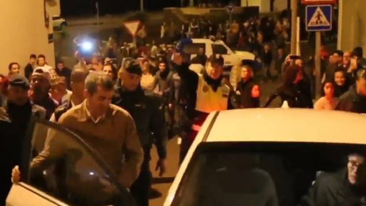 Fernando Clavijo al abandonar Gran Trajal, Fuerteventura, arropado por la Guardia Civil