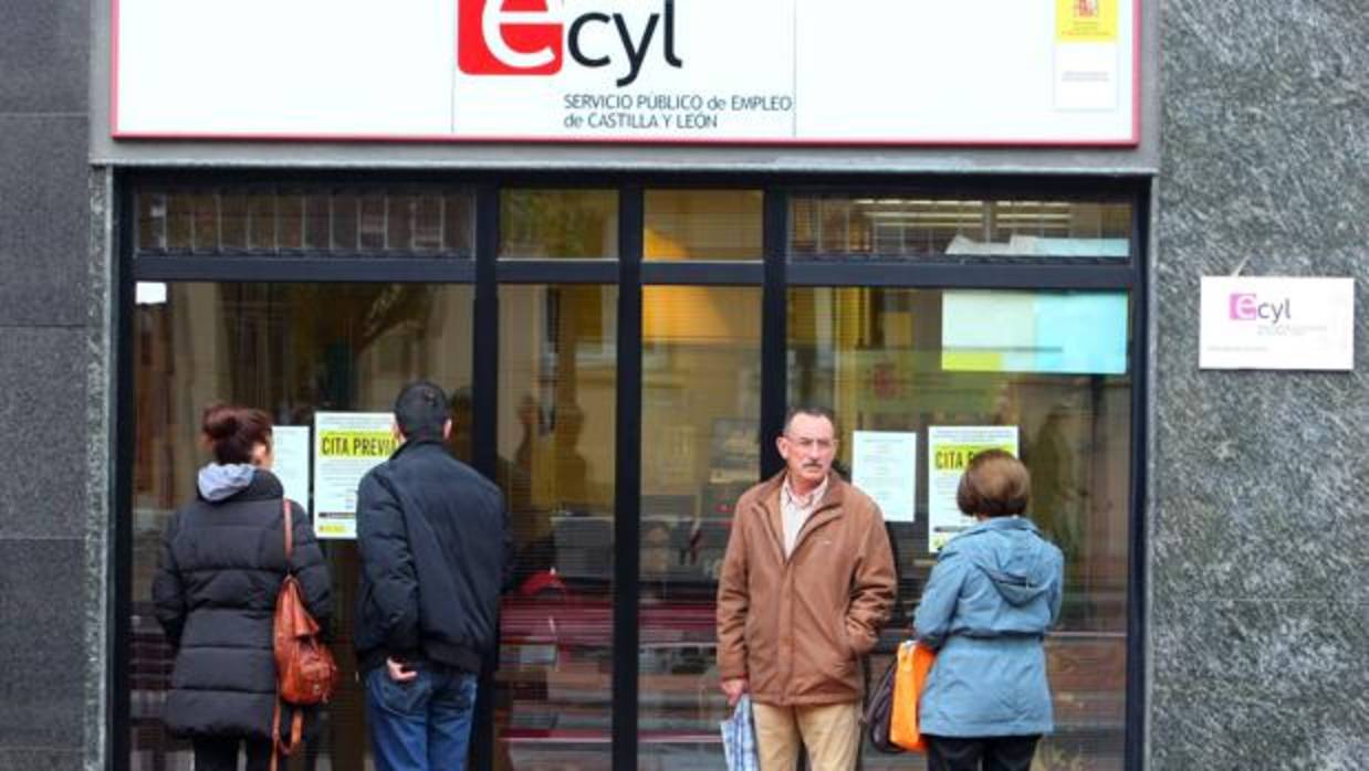 Varias personas hacen cola ante las oficinas del ECyL en Ponferrada (León)