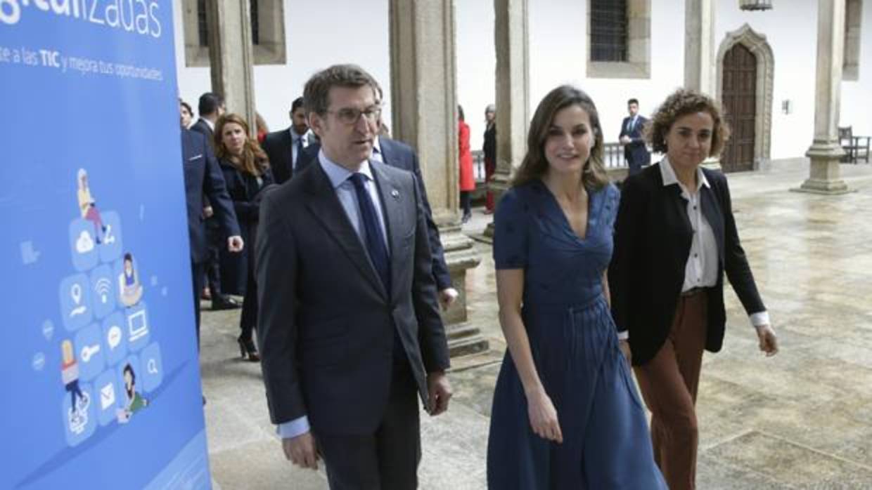 Doña Letizia con Alberto Núñez Feijóo y la Ministra de Sanidad, este viernes en Santiago