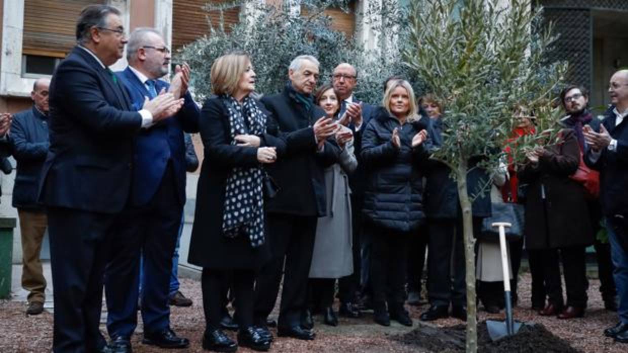 Un olivo, símbolo de «paz, fuerza y resurrección», recuerda a las víctimas del 11-M en Interior