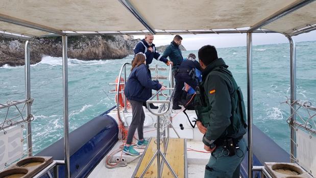 Guardia Civil y Policía Local de Calviá salvan a un joven de morir ahogado en el mar