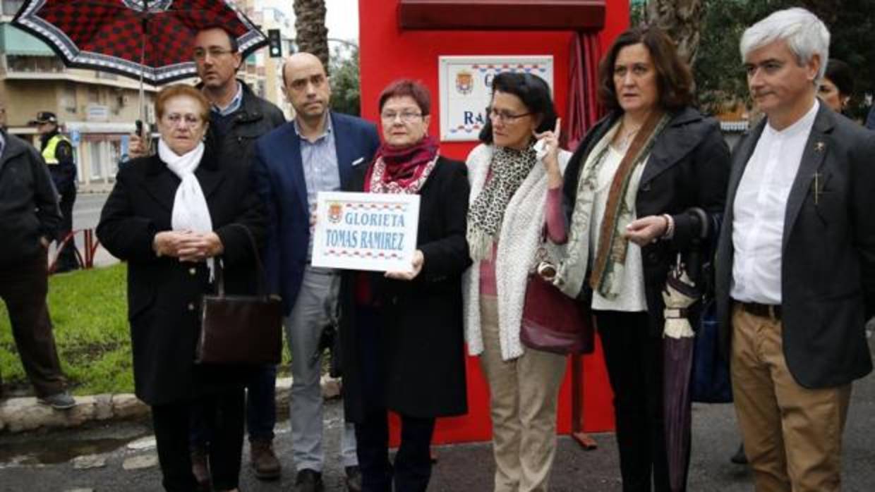 La viuda de Tomás Ramírez, con la placa junto al alcalde de Alicante y otros asistentes al homenaje