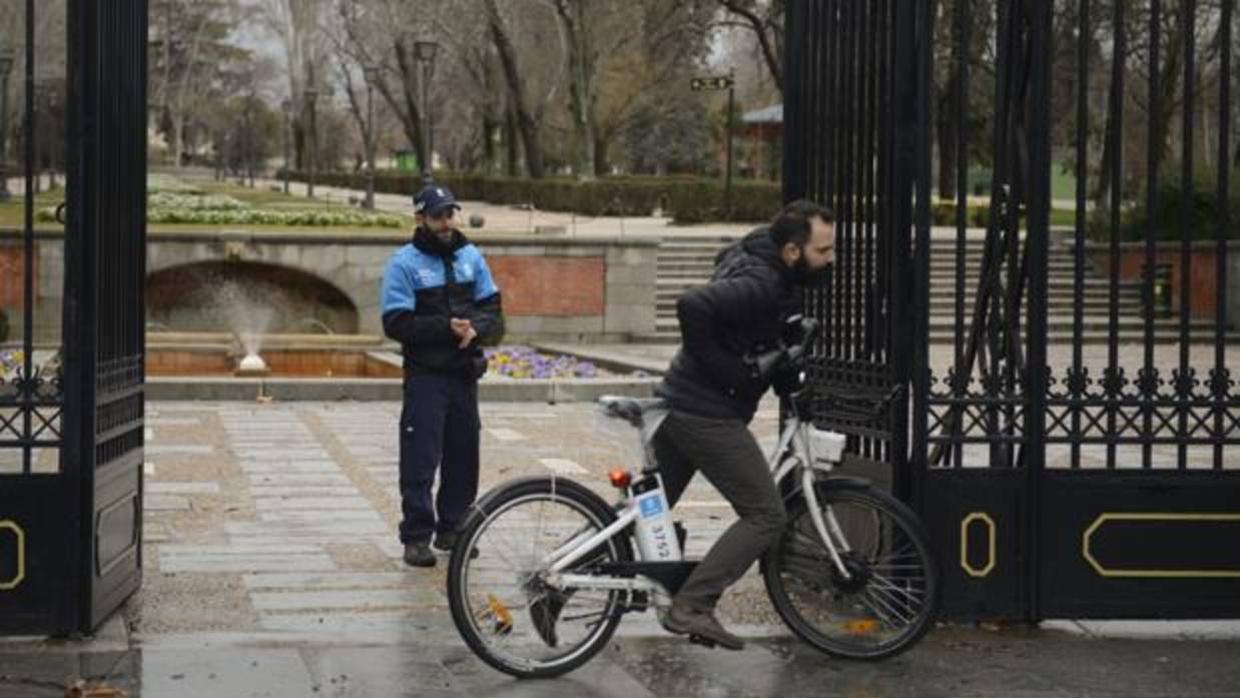 Un Policía corta el paso al parque de El Retiro, el pasado jueves