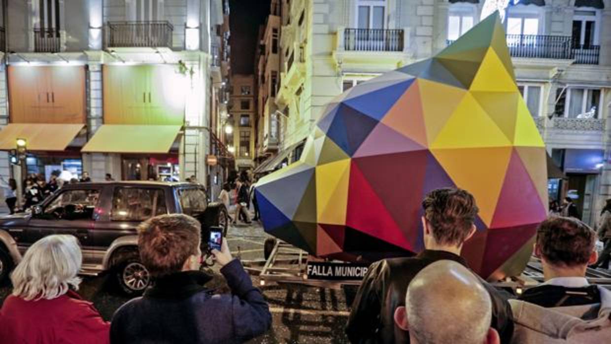 Una gran cabeza que formará parte de la falla Municipal de 2018, obra de los artistas José Latorre y Gabriel Sanz y diseñada por el artista urbano Okuda, ha cerrado la Cabalgata del Ninot recorriendo este sábado alguna de las calles más céntricas de València hasta la plaza del Ayuntamiento
