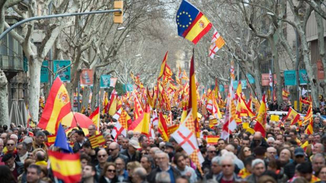 Miles de manifestantes en la Marcha de la Plataforma Tabarnia en Barcelona