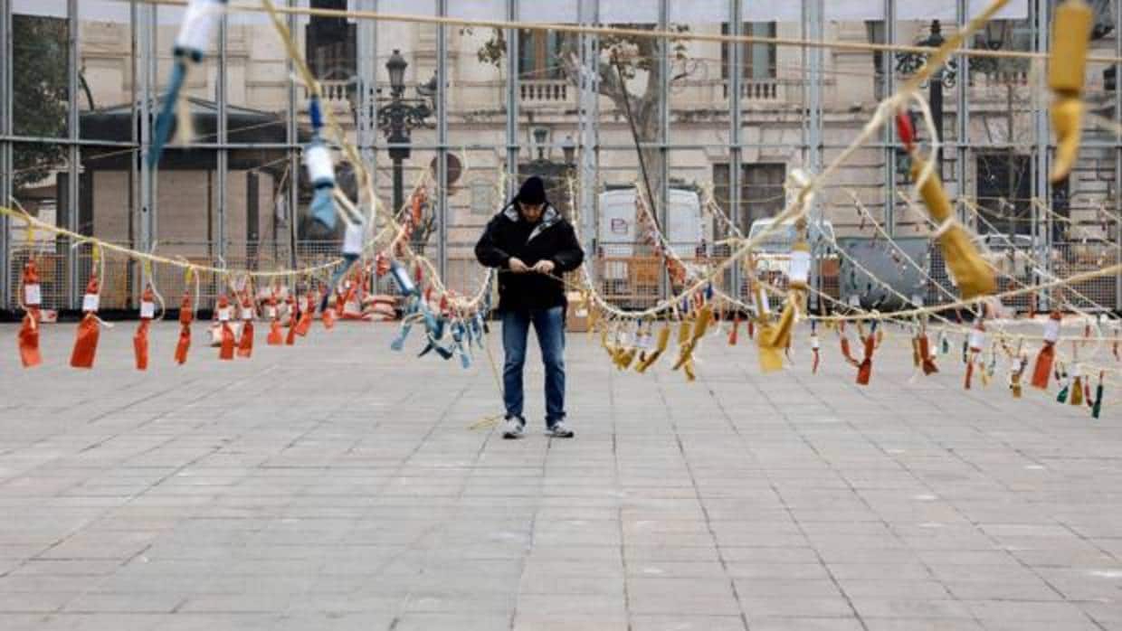 Imagen de los preparativos de una mascletà en la Plaza del Ayuntamiento
