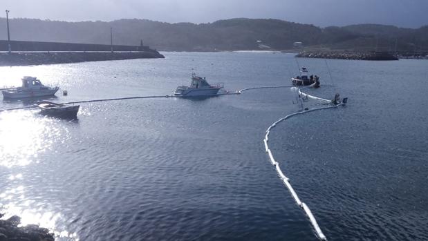 Naufraga a pocos metros del muelle de Muxía un barco cargado con 1.500 litros de gasoil