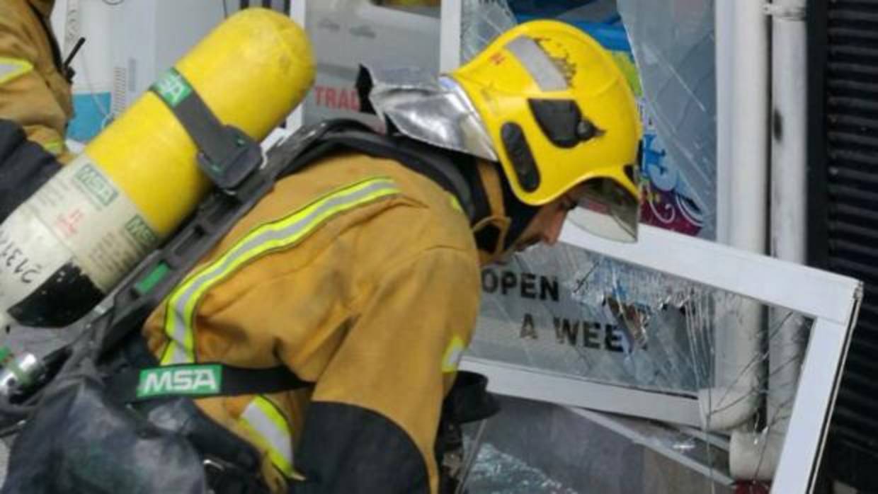 Bomberos trabajando en el lugar de la deflagración de gas propano, en Benidorm