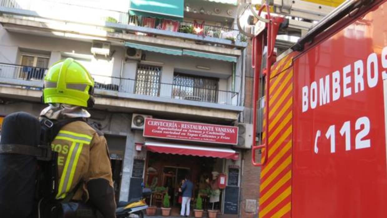 Imagen de los bomberos frente al edificio en el que se ha registrado el siniestro