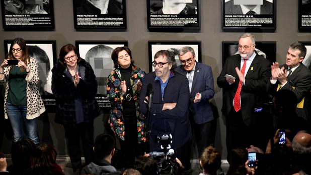 Boicot al alcalde de Lérida durante la presentación de la obra censurada de Santiago Sierra