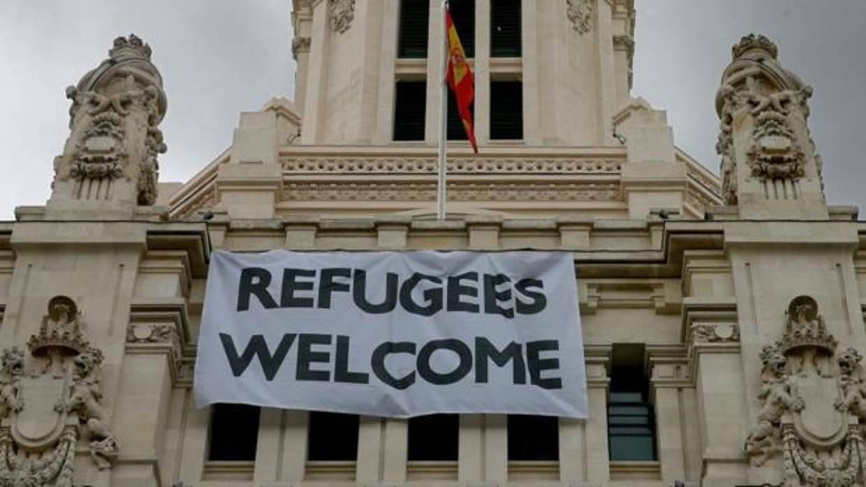Pancarta de apoyo a los refugiados colgada en la fachada del Ayuntamiento de Madrid el año pasado