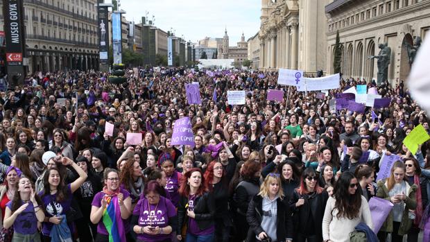 Miles de mujeres toman el centro de Zaragoza al grito de igualdad