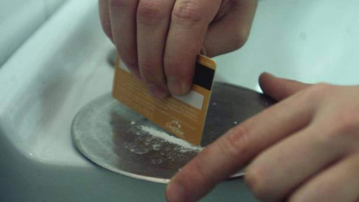Una persona prepara una dosis de cocaína en una imagen de archivo