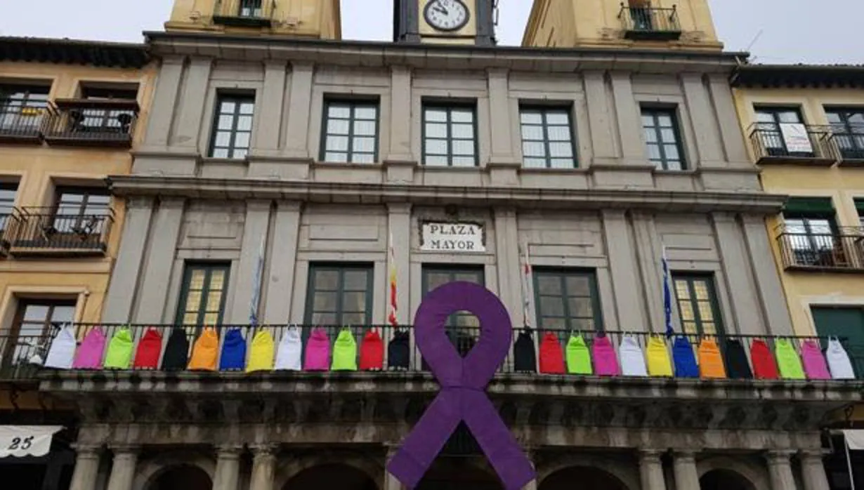 Delantales de varios colores colgados en el balcón del Ayuntamiento de Segovia con motivo de la Huelga Feminista