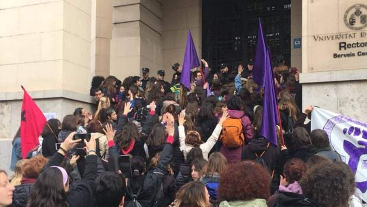 Manifestantes intentan entrar al rectorado de la UV para celebrar una asamblea feminista este 8 de marzo