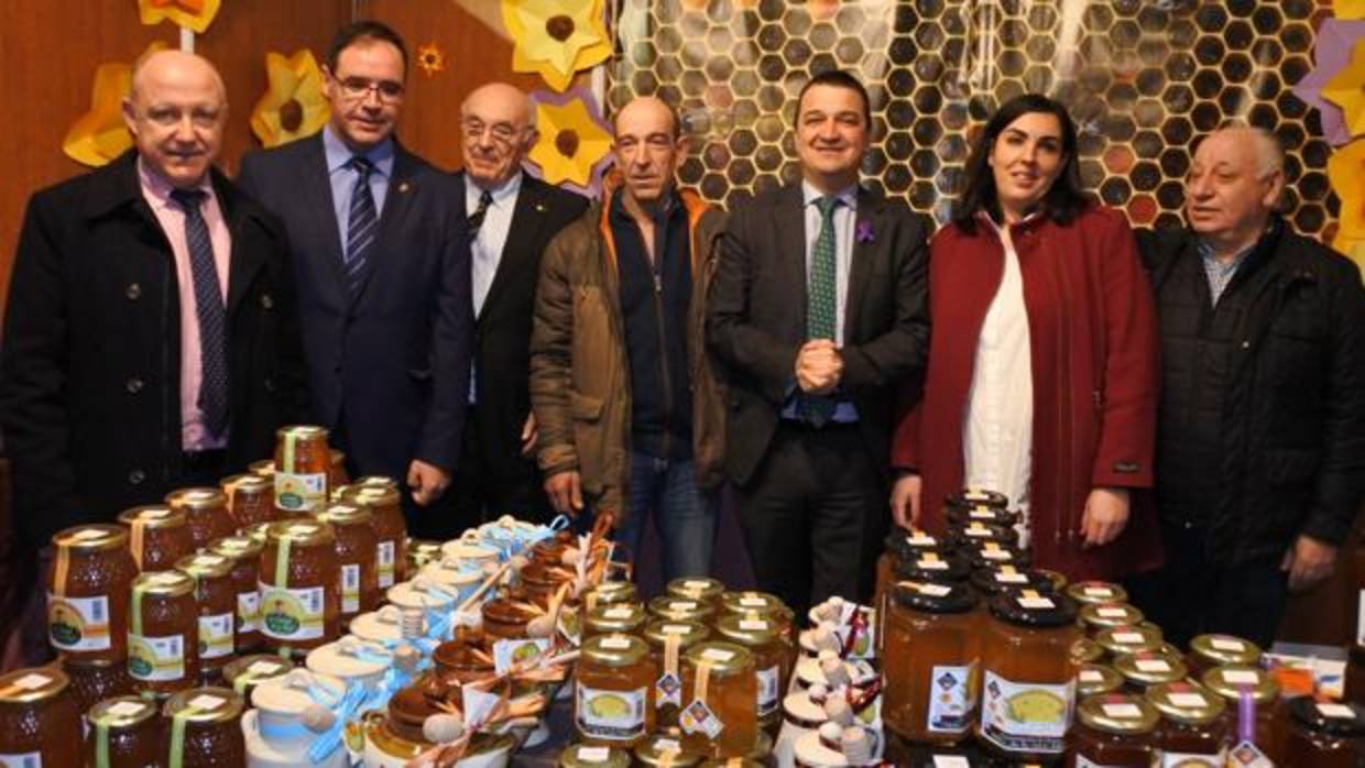 El consejero de Agricultura y otras autoridades, durante la inauguración de la Feria Apícola de Pastrana