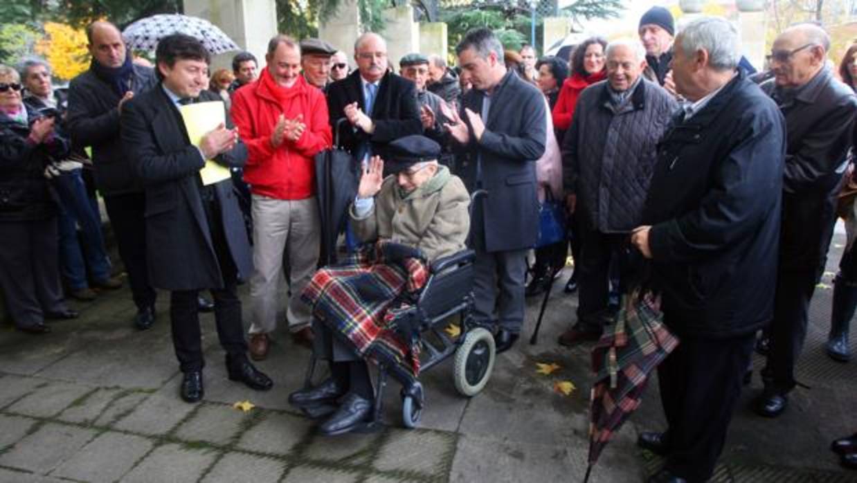 Imagen de archivo del primer alcalde socialista de la Democracia en Ponferrada, Celso López Gavela, durante el homenaje que se le rindió el 16 de noviembre de 2014, dando su nombre al antiguo Puente de Hierro