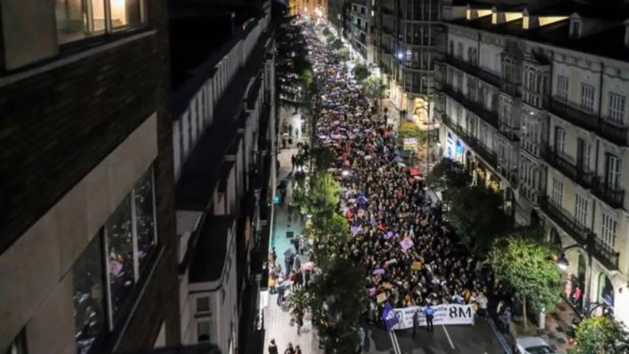 La calle Miguel Íscar, en el centro de Valladolid, acogió en la noche de este pasado jueves una multitudinaria e histórica manifestación