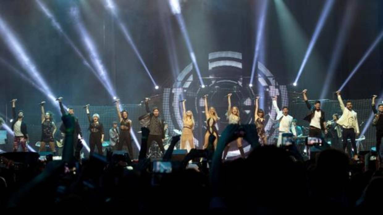 Los 16 participantes de la última edición de Operación Triunfo, el pasado sábado 3 de marzo en su primer concierto de la gira en Barcelona