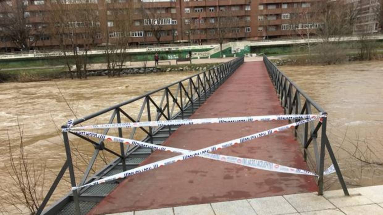 Pasarela cortada sobre el río Bernesga en León