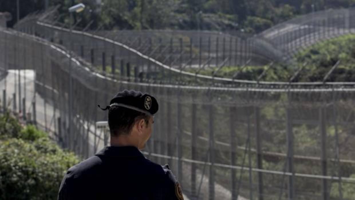 Un agente de la Guardia Civil observa la línea fronteriza de Ceuta