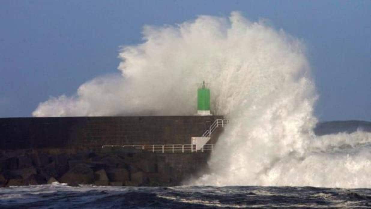 Las olas superaron los ocho metros de altura en lugares como el puerto de A Guarda (Pontevedra)
