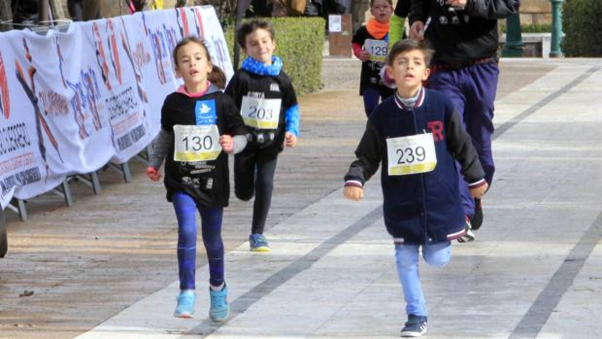 Dos jovencísimos participantes en la cita deportiva de este domingo