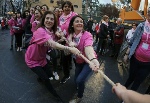 Varias mujeres tiran de las cuerdas para plantar la falla