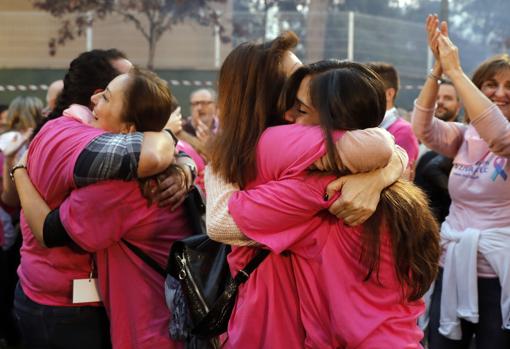 200 mujeres afectadas por cáncer plantan al tombe la falla de El Palleter