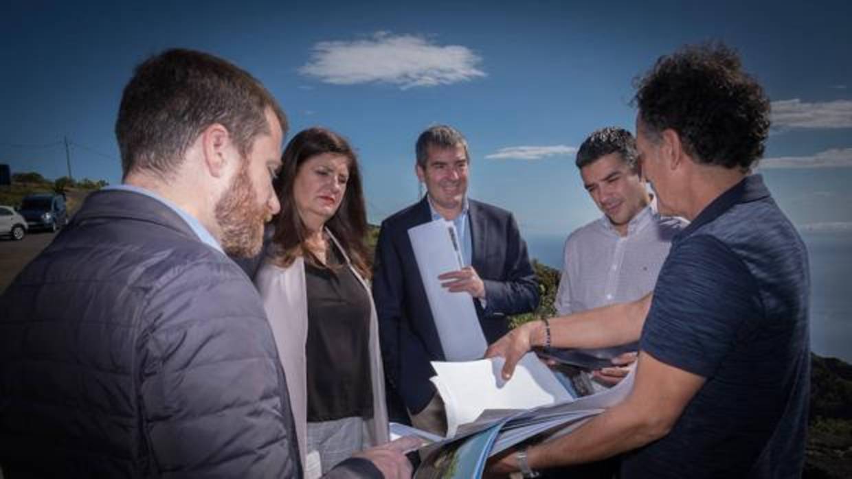 Narvay Quintero (d.) y Fernando Clavijo en una reciente visita a El Hierro