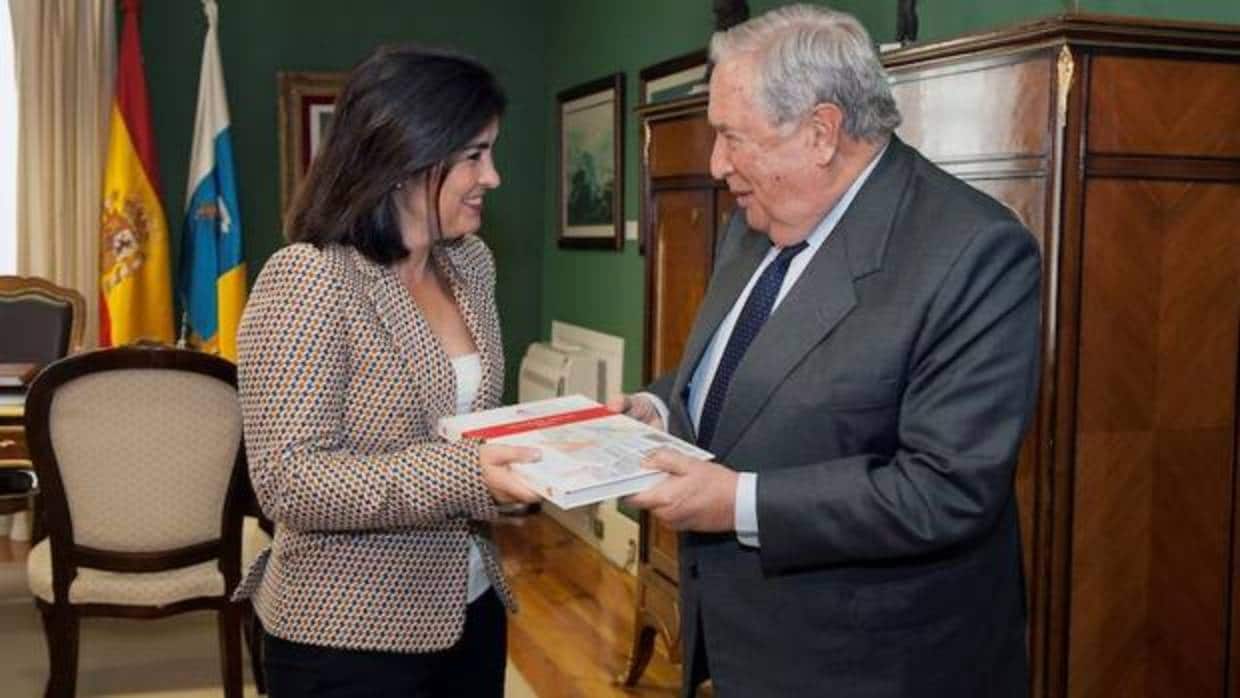 Jerónimo Saavedra entrega el informe anual de 2017 a la presidenta del Parlamento canario, Carolina Darias