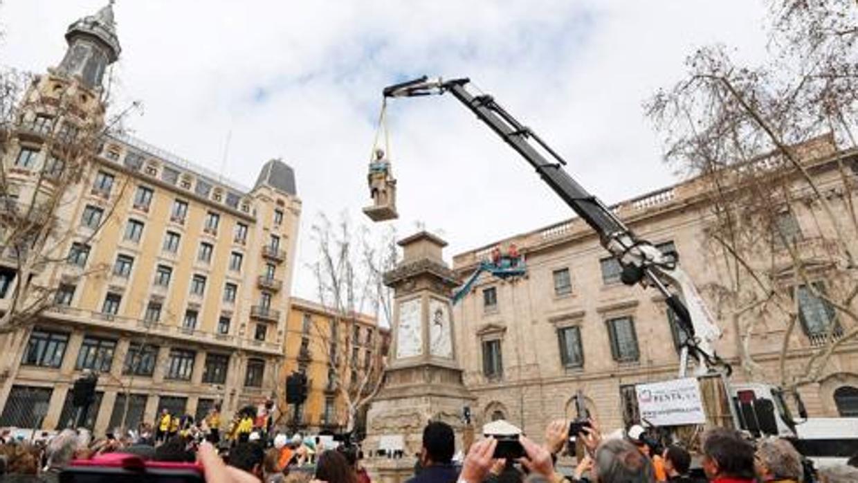 Cientos de ciudadanos durante la retirada del monumento en Barcelona