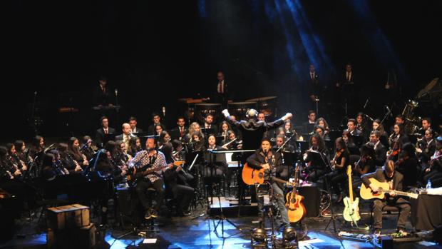 Vibrante concierto de fusión de Los Secretos con la Agrupación Musical Cultural de Teulada