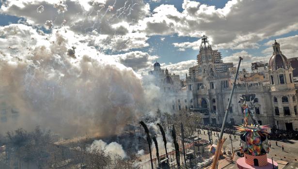 Una mascletà de luto en recuerdo al operario muerto en la pirotecnia Ricardo Caballer
