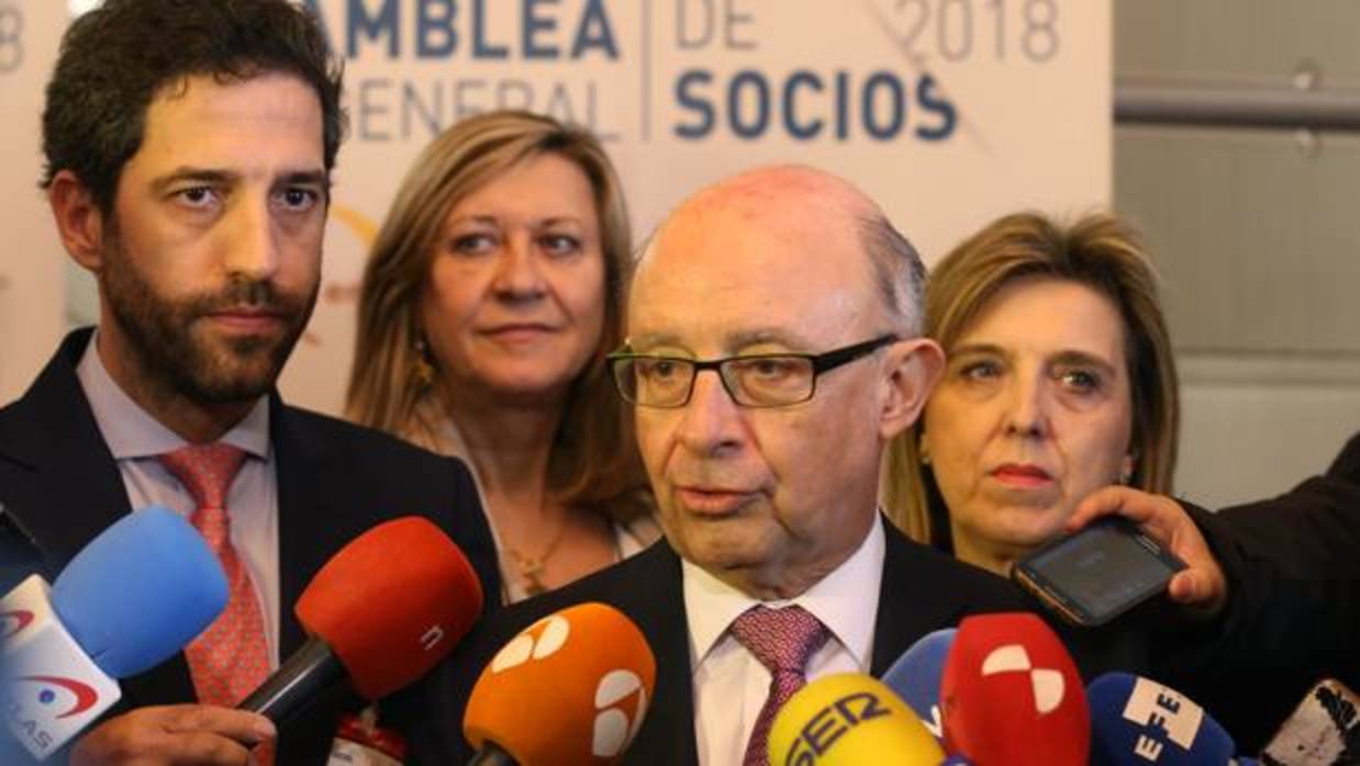 El ministro Cristóbal Montoro atiende a los medios en Segovia