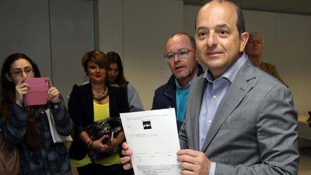 Cardona (PP) juega al despiste en el Puerto de Las Palmas y no confirma que releva a Ibarra