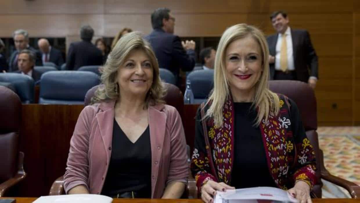 La presidenta regional, Cristina Cifuentes, junto a la consejera de Hacienda, Engracia Hidalgo