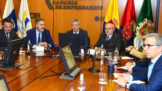 Morales «arma una flota» de 24 entidades contra Redexis en Canarias