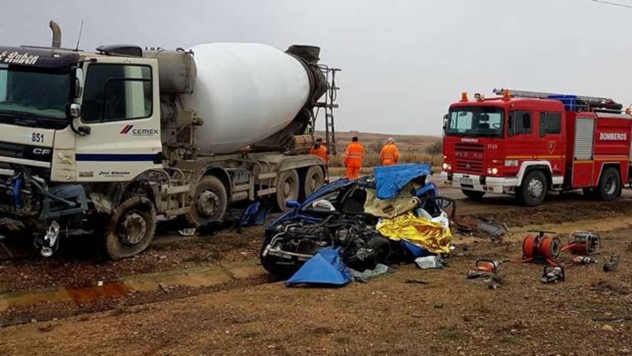 Los bomberos se encargaron de rescatar el cuerpo del fallecido