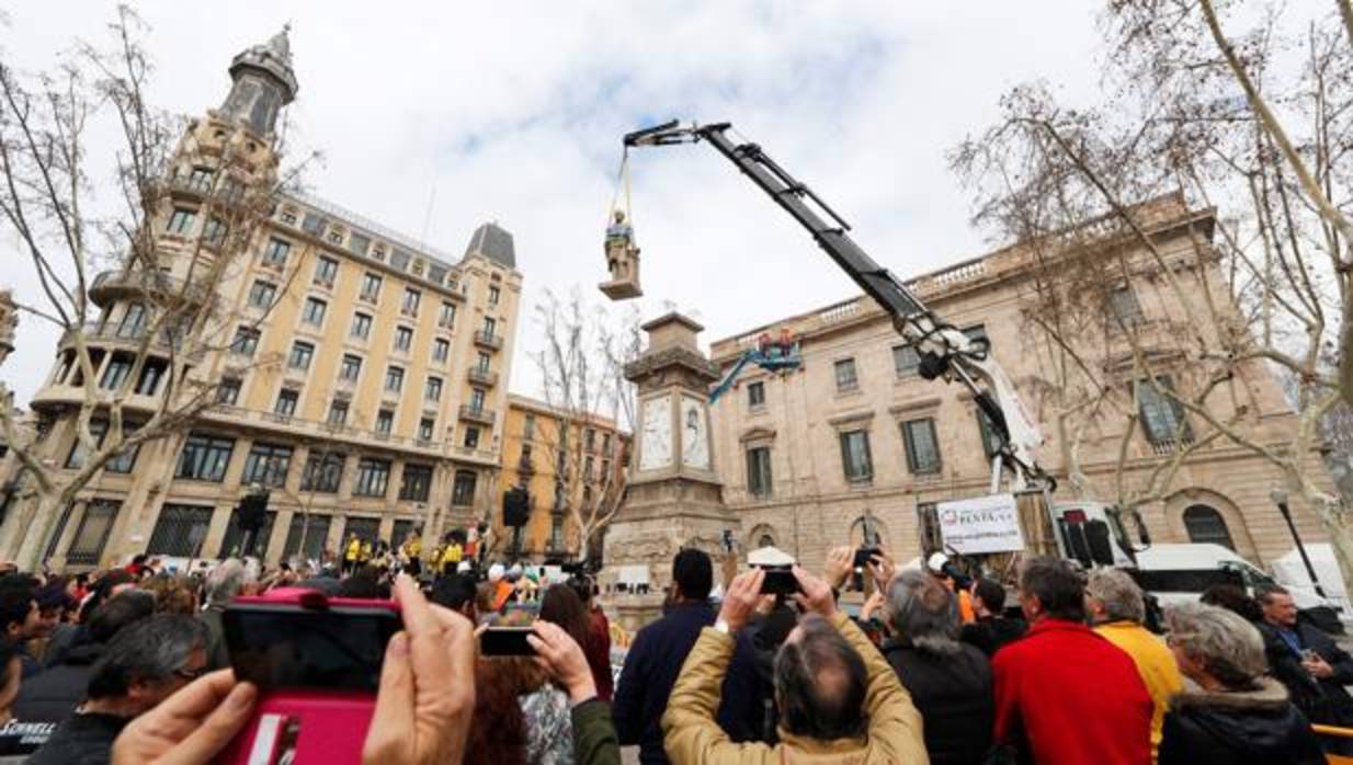 Operarios del Ayuntamiento retiran la estatua de Antonio López, el pasado 4 de marzo