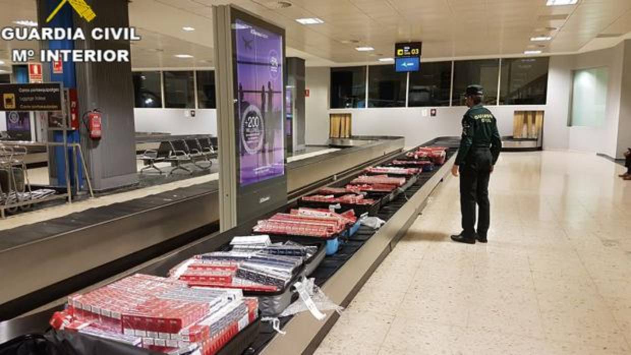 Maletas llenas de cajetillas de tabaco en el aeropuerto de Manises