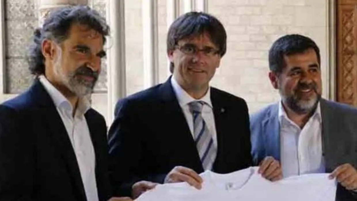 Jordi Cuixart, (Òmnium) Carles Puigdemont, y Jordi Sànchez (ANC)