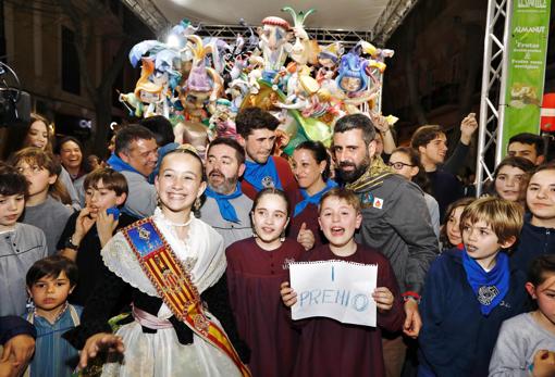 La fallera y el concejal de Fiestas, celebrando el triunfo con la comisión Maestro Gozalbo-Conde Altea