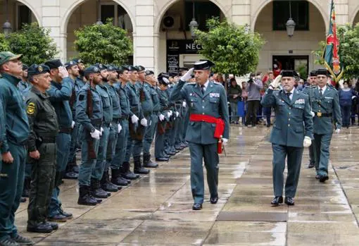 Oficiales pasan revista a efectivos de la Guardia Civil durante el acto de entrega de la medalla de la ciudad