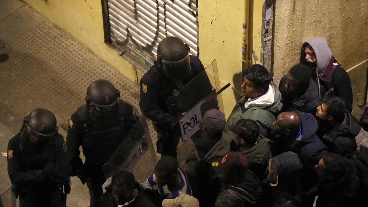 Vecinos de Lavapiés, esta noche, enfrentados a la Policía Nacional