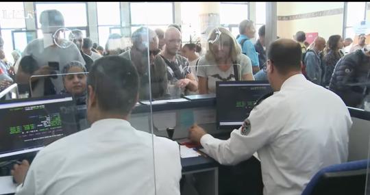 Control de pasaportes en el Aeropuerto de Dakhla