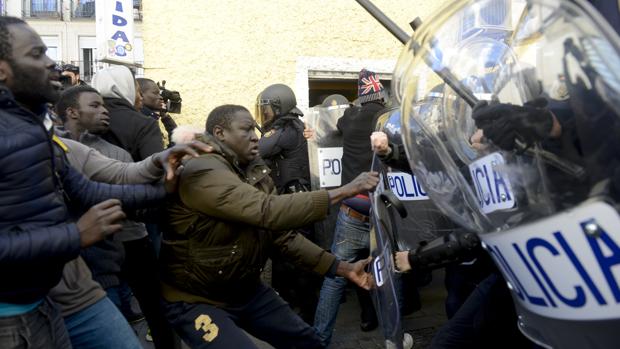 Disturbios en Lavapiés: los antidisturbios cargan para evitar el linchamiento del cónsul de Senegal